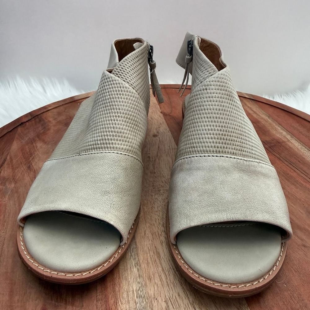 Sofft Women's Beige‎ Leather Perforated Peep Toe Ankle Boots Size 6.5M - Picture 2 of 11
